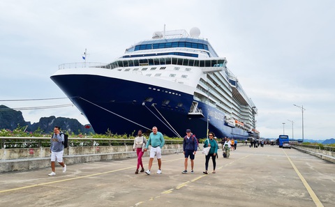 Tấp nập khách quốc tế đến Hạ Long bằng siêu du thuyền 5 sao - Ảnh 1. Siêu du thuyền Celebrity Solstice chở 2.683 du khách Âu, Mỹ cập cảng tàu khách quốc tế Hạ Long trong ngày 13-11 - Ảnh: T. DƯƠNG
