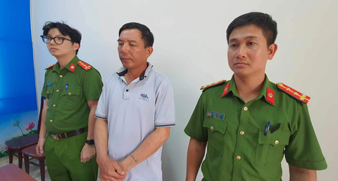 Lạm quyền trong thi hành công vụ một chủ tịch xã ở Đắk Lắk bị bắt - Ảnh 1. Ông Hùng nghe cơ quan Công an tỉnh Đắk Lắk đọc quyết định khởi tố do hành vi lạm quyền trong khi thi hành công vụ - Ảnh: S.Đ.