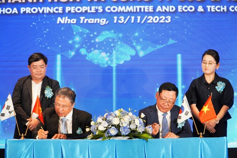 Lễ ký kết biển bản ghi nhớ giữa tỉnh Khánh Hòa và công ty Eco & Tech - Ảnh: TRẦN HOÀI Lễ ký kết biên bản ghi nhớ giữa tỉnh Khánh Hòa và Công ty Eco & Tech xây dựng khu nuôi linh trưởng phục vụ nghiên cứu khoa học - Ảnh: TRẦN HOÀI