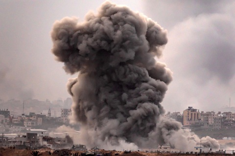 Tin tức thế giới 13-11: Israel bắt 20 thành viên Hamas để tra hỏi; Nổ súng tại trường học Do Thái - Ảnh 1. Ảnh chụp ngày 12-11 từ một vị trí dọc biên giới với Dải Gaza ở miền nam Israel cho thấy khói bốc lên trong cuộc tấn công của Israel vào dải đất này - Ảnh: AFP