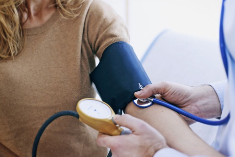 Ngồi sai tư thế đo huyết sẽ cho kết quả sai - Ảnh: VERYWELL HEALTH Ngồi sai tư thế khi đo huyết áp sẽ cho kết quả sai - Ảnh: VERYWELL HEALTH