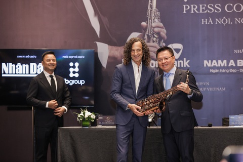 Nghệ sĩ Kenny G gửi tặng ban tổ chức cây ken saxophone để làm thiện nguyện - Ảnh: Hòa Nguyễn Nghệ sĩ Kenny G gửi tặng ban tổ chức cây kèn saxophone để làm thiện nguyện - Ảnh: HÒA NGUYỄN