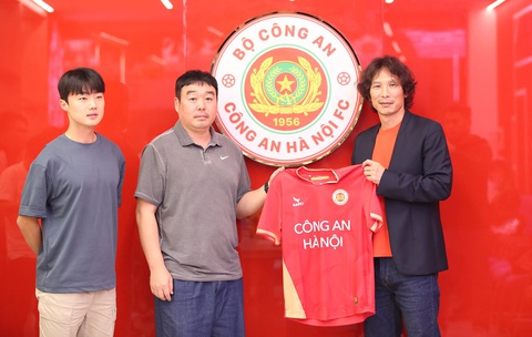 HLV Gong Oh Kyun (phải) cùng hai trợ lý nhận việc tại CLB Công An Hà Nội - Ảnh: H.TÙNG HLV Gong Oh Kyun (phải) cùng hai trợ lý nhận việc tại CLB Công An Hà Nội - Ảnh: H.TÙNG