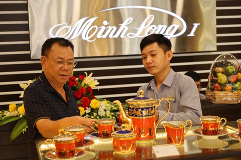 Minh Long khai trương showroom mới ở Cần Thơ - Ảnh 1. Nhân viên showroom Minh Long tư vấn cho khách hàng. Ảnh: Đ.H