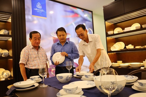 Minh Long khai trương showroom mới ở Cần Thơ - Ảnh 2. Nhân viên showroom Minh Long tư vấn cho khách hàng. Ảnh: Đ.H