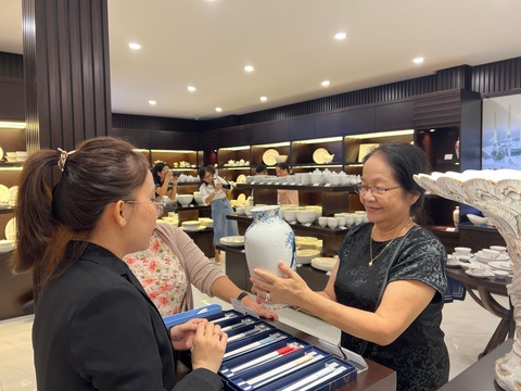 Nhân viên Showroom Minh Long tại Cần Thơ tư vấn cho khách hàng. Ảnh: Đ.H Nhân viên Showroom Minh Long tại Cần Thơ tư vấn cho khách hàng. Ảnh: Đ.H