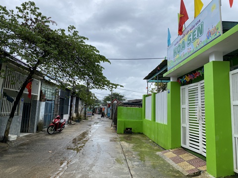 Phụ huynh Đà Nẵng chia phe vụ cho học sinh nghỉ học tránh mưa ngập - Ảnh 6. Một trường mầm non nằm ngay tâm điểm ngập ở phường Hòa Khánh Nam, quận Liên Chiểu - Ảnh: B.D.