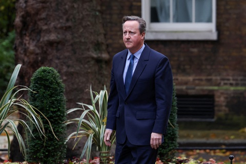 Cựu thủ tướng Anh David Cameron đi bộ đến Văn phòng Thủ tướng sáng 13-11 - Ảnh: REUTERS Cựu thủ tướng Anh David Cameron đi bộ đến Văn phòng Thủ tướng sáng 13-11 - Ảnh: REUTERS