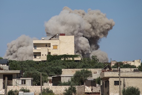 Khói bụi được xem là từ không kích của Nga vào vùng Idlib do lực lượng đối lập chính phủ Syria kiểm soát hồi tháng 6-2023 - Ảnh: AFP Khói bụi được cho là từ cuộc không kích của Nga vào vùng Idlib do lực lượng đối lập Chính phủ Syria kiểm soát hồi tháng 6-2023 - Ảnh (tư liệu): AFP