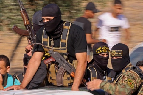 Binh sĩ Hamas tiến đến biên giới với Gaza - Israel hôm 7-10 - Ảnh: AFP Binh sĩ Hamas tiến đến biên giới với Gaza - Israel hôm 7-10 - Ảnh: AFP