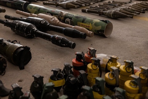 Vũ khí Hamas được quân đội Israel thu được sau cuộc tấn công hôm 7-10 - Ảnh: WASHINGTON POST Vũ khí Hamas được quân đội Israel thu được sau cuộc tấn công hôm 7-10 - Ảnh: WASHINGTON POST