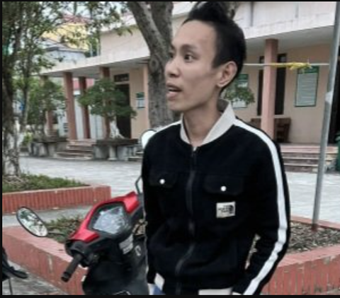Đấm tím mắt nạn nhân để cướp điện thoại sau khi đã bỏ chạy - Ảnh 1. Nghi phạm Phạm Văn Duy cùng chiếc xe máy sử dụng để cướp điện thoại của nữ nạn nhân tại huyện Đông Hưng, tỉnh Thái Bình - Ảnh: T.PHƯỢNG