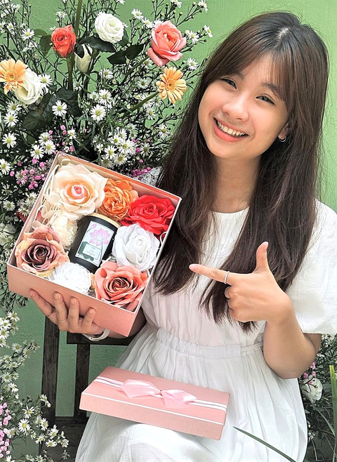 Khởi nghiệp với mùi hương - Ảnh 1. Nguyễn Hoàn Lê Vy với sản phẩm khởi nghiệp nến thơm mang thương hiệu của riêng mình - Ảnh: NVCC