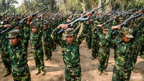 Quân đội Giải phóng Quốc gia Ta'ang (TNLA) và các nhóm vũ trang dân tộc khác đang chiến đấu với quân đội Myanmar - Ảnh: AFP Quân đội Giải phóng quốc gia Ta'ang (TNLA) và các nhóm vũ trang dân tộc khác đang chiến đấu với quân đội Myanmar - Ảnh: AFP