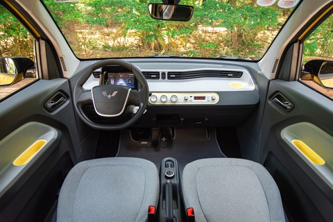 Tin tức giá xe: Wuling HongGuang MiniEV giảm giá chỉ còn từ 229 triệu đồng - Ảnh 4. Bên trong xe bố trí 4 chỗ ngồi dù đây chỉ là xe mini 2 cửa. Ghế trước chỉnh 4 hướng. Các tiện nghi cơ bản bên trong có màn hình 7 inch sau vô lăng, kết nối Bluetooth, điều hòa nóng/lạnh... Trang bị an toàn của Wuling HongGuang MiniEV dừng lại ở mức cơ bản, với ABS, EBD, khóa chống trộm và tự động khóa cửa khi xe chạy. Bản cao cấp nhất có túi khí người lái, cảm biến va chạm sau và camera lùi - Ảnh: Đại lý Wuling/Facebook