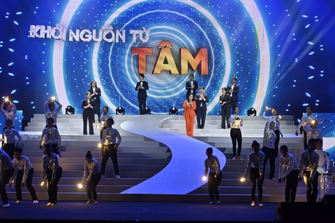 Đêm gala đặc biệt chào đón tuổi 30 của SHB - Ảnh 6. Tiết mục Let’s Shine và We will rock you, do ban lãnh đạo SHB biểu diễn đã khiến đêm gala bùng nổ - ẢNh: CTV