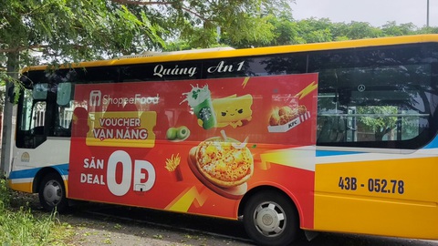 Chiến dịch Vạn Năng và màn ‘phủ cam’ của ShopeeFood - Ảnh 3. Check-in tại Cầu Rồng đã xưa rồi, giờ đây phải check-in ngay với xe buýt "da cam" nổi bật đang đổ bộ mọi góc đường tại thành phố đáng sống