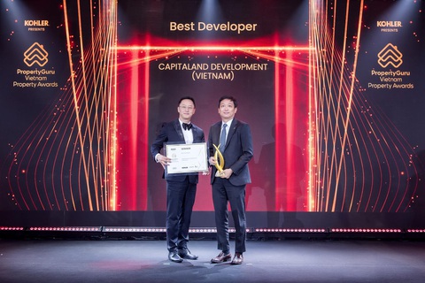 Lumi Hanoi đạt nhiều giải thưởng tại Việt Nam PropertyGuru 2023 - Ảnh 2. Ông Ronald Tay (bên phải), Tổng Giám đốc của CapitaLand Development (Việt Nam), nhận giải thưởng "Nhà phát triển bất động sản xuất sắc" tại giải thưởng bất động sản Việt Nam PropertyGuru 2023