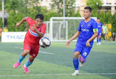 Chờ đợi gì ở Vòng chung kết Giải vô địch bóng đá công nhân toàn quốc 2023? - Ảnh 6. Nguyễn Văn Cáp (trái) là siêu sao đáng chú ý của giới đá phủi - Ảnh: QUANG ĐỊNH