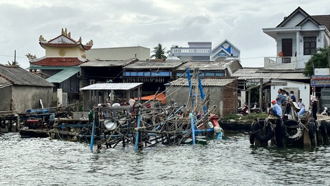 Tàu cá bị sóng đánh chìm, 5 ngư dân thoát chết - Ảnh 3. Chiếc tàu cá bị chìm được lai dắt vào bờ, 5 ngư dân cũng may mắn thoát chết - Ảnh: B.P.