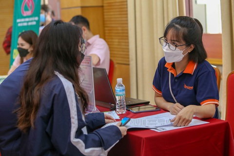 Bạn trẻ tìm việc làm tại Trung tâm dịch vụ việc làm Hà Nội - Ảnh: HÀ QUÂN Bạn trẻ tìm việc làm tại Trung tâm dịch vụ việc làm Hà Nội - Ảnh: HÀ QUÂN
