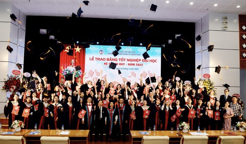 Sinh viên tốt nghiệp xuất sắc tăng mạnh ở nhiều trường đại học lớn - Ảnh 1. Sinh viên Trường đại học Kinh tế Quốc dân tốt nghiệp năm 2022 - Ảnh: NEU