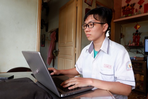 Từ Tăng Cơ Nghiệp - Ảnh: KIM ANH Hiểu rõ đồng lương công nhân của mẹ sẽ chật vật hơn khi phải lo cho hai anh em ăn học, nên Nghiệp hầu như tự học - Ảnh: KIM ANH