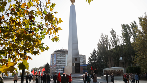 Nổ lớn khiến 3 sĩ quan Nga thiệt mạng ở Melitopol, tình báo Ukraine lên tiếng - Ảnh 1. Một tượng đài mới được khánh thành ở thành phố Melitopol hiện do Nga kiểm soát - Ảnh: TASS