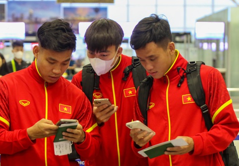 Tuyển Việt Nam khởi hành đi Philippines - Ảnh 5. Từ trái qua: Vũ Văn Thanh, Hoàng Văn Toản và Võ Minh Trọng xem thông tin trong lúc làm thủ tục tại sân bay Nội Bài sáng 13-11 - Ảnh: VFF