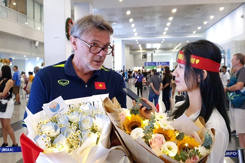 HLV Philippe Troussier nhận được sự quan tâm HLV Philippe Troussier nhận được sự quan tâm từ nữ phóng viên đến từ trang tin mạng xã hội cộng đồng người Việt tại Philippines - Ảnh: VFF