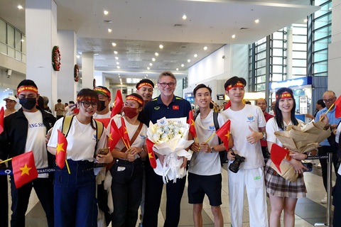 Thầy trò HLV Philippe Troussier được nhóm CĐV Việt Nam chào đón tại Manila, Philippines - Ảnh: VFF Thầy trò HLV Philippe Troussier được nhóm CĐV Việt Nam chào đón tại Manila, Philippines - Ảnh: VFF