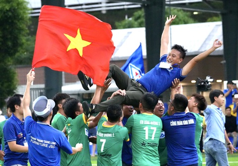 Chờ đợi gì ở Vòng chung kết Giải vô địch bóng đá công nhân toàn quốc 2023? - Ảnh 2. Công đoàn Bình Dương ăn mừng chức vô địch vòng loại - Ảnh: HỮU HẠNH