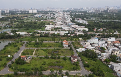 TP.HCM: Người dân kê khai đến 31-12-2023 để cấp giấy cho đất tự ý tách thửa - Ảnh 1. Việc cấp giấy chứng nhận cho đất tự ý tách thửa, chuyển quyền bằng giấy tay còn gặp khó khăn, vướng mắc - Ảnh: PHƯƠNG NHI