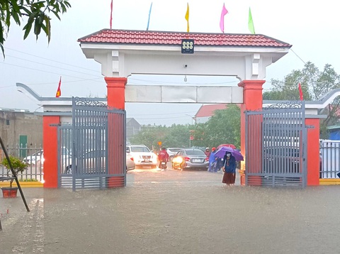 Hà Tĩnh: Hơn 18.000 học sinh nghỉ học vì mưa lớn kéo dài - Ảnh 1. Mưa lớn kéo dài khiến sân Trường THCS Mỹ Châu (huyện Lộc Hà) ngập sâu - Ảnh: H.A.