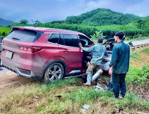 Xe ô tô mất lái tông vào hộ lan bên đường làm 5 người thương vong - Ảnh 3. Người dân hỗ trợ đưa nạn nhân bị kẹt trong ô tô ra ngoài - Ảnh: M.P.