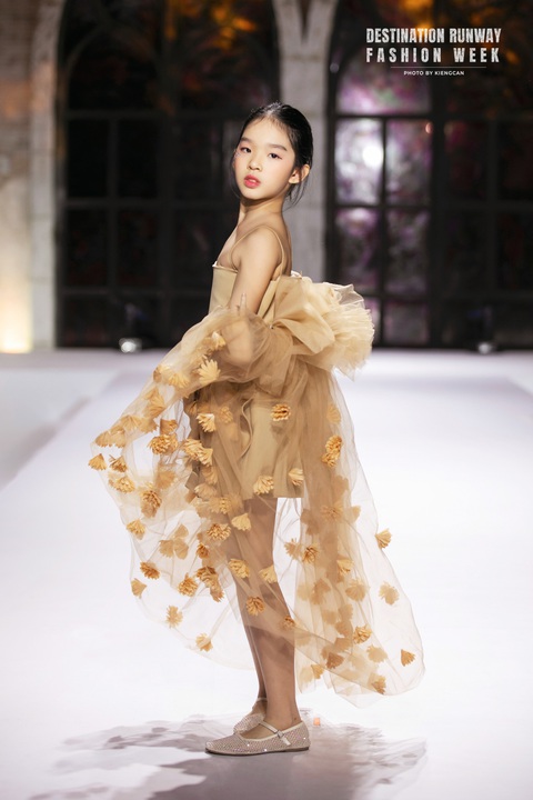 Destination Runway Fashion Week 2023 - Nắng Pha Lê kết thúc đầy cảm xúc - Ảnh 2. Con gái Xuân Lan được dự đoán sẽ nối nghiệp mẹ trong tương lai
