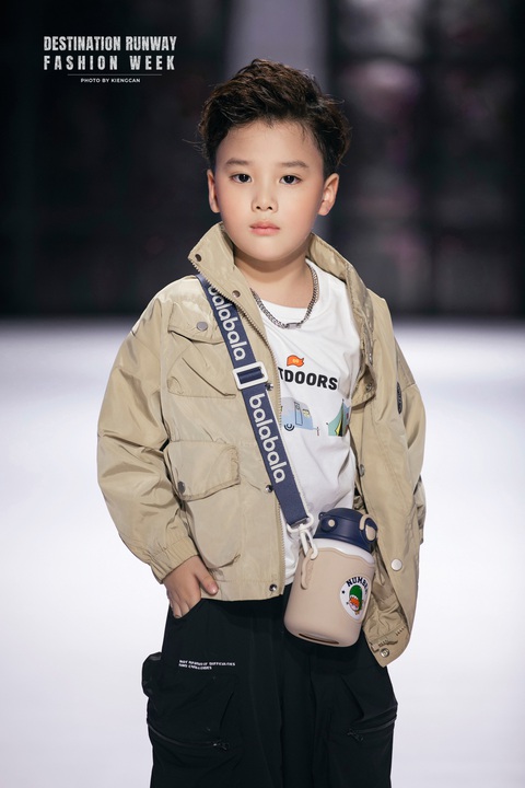 Destination Runway Fashion Week 2023 - Nắng Pha Lê kết thúc đầy cảm xúc - Ảnh 7. Mẫu nhí Tuấn Khải giữ vai trò firstface trong bộ sưu tập