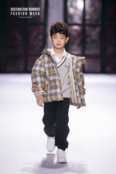 Destination Runway Fashion Week 2023 - Nắng Pha Lê kết thúc đầy cảm xúc - Ảnh 6. Bộ sưu tập hội tụ nhiều người mẫu nhí, trong đó nổi bật là mẫu nhí Tuấn khải và Minh Triết, 2 cậu bé kháu khỉnh, đáng yêu nắm giữ vai trò firstface và vedette trong bộ sưu tập.