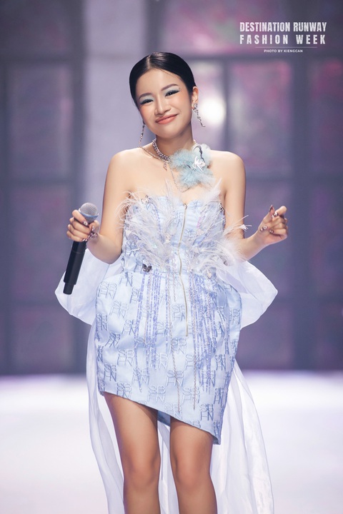 Bữa tiệc thị giác được đượm thêm bằng giọng ca trong trẻo của ca sĩ Lâm Bảo Ngọc, cô xuất hiện như nàng Cinderella trong buổi vũ hội. Không gian của Nắng Pha Lê chợt ngưng đọng, các khán giả đều thưởng thức giọng hát tuyệt vời của Lâm Bảo Ngọc. Bữa tiệc thị giác được đượm thêm bằng giọng ca trong trẻo của ca sĩ Lâm Bảo Ngọc, cô xuất hiện như nàng Cinderella trong buổi vũ hội. Không gian của Nắng pha lê chợt ngưng đọng, các khán giả đều thưởng thức giọng hát tuyệt vời của Lâm Bảo Ngọc.
