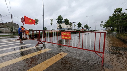 Huế mưa lớn ở phía núi, các hồ chứa nước cắt lũ tốt - Ảnh 1. Trong ngày 14-11 tại Huế có mưa to ở phía núi. Một số tuyến đường thấp trũng tại huyện Quảng Điền có bị ngập nước - Ảnh: NHẬT LINH