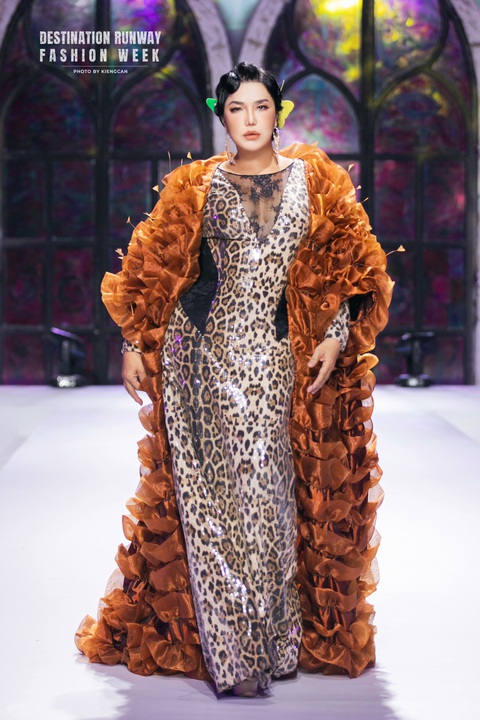 Destination Runway Fashion Week 2023 - Nắng Pha Lê kết thúc đầy cảm xúc - Ảnh 12. Bộ sưu tập Dexnol càng thêm “slay” với sự xuất hiện của ca sĩ Cindy Thái Tài