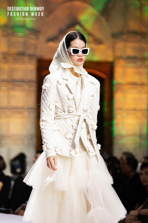 Destination Runway Fashion Week 2023 - Nắng Pha Lê kết thúc đầy cảm xúc - Ảnh 13. Khép lại ngày cuối cùng của chương trình Destination Runway Fashion Week 2023 là bộ sưu tập “Graduation” của nhà thiết kế Kelly Bùi lấy ý tưởng từ những buổi tốt nghiệp với ý nghĩa cho những điều mới mẻ chào đón kế tiếp.