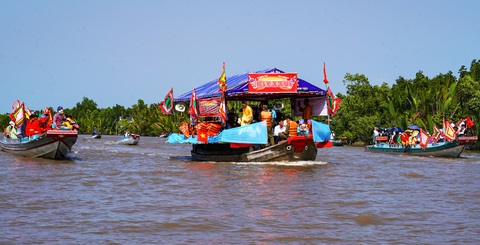 Nghề làm tôm khô và Lễ hội vía Bà Thuỷ Long được công nhận Di sản văn hoá phi vật thể Quốc gia - Ảnh 2. Một trong những hoạt động tại Lễ hội vía Bà Thủy Long tại huyện Đầm Dơi, tỉnh Cà Mau - Ảnh: THANH HUYỀN