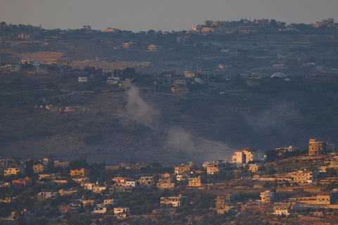 Khói bốc lên nhìn từ biên giới Israel-Lebanon ở miền bắc Israel, ngày 13-11 - Ảnh: REUTERS Khói bốc lên ở khu vực biên giới Israel - Lebanon ở miền bắc Israel, ngày 13-11 - Ảnh: REUTERS