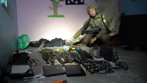 Israel chia sẻ video và hình ảnh nơi Hamas cất giấu vũ khí và con tin - Ảnh 2. Một số vũ khí và đạn dược được phía Israel tìm thấy bên dưới tầng hầm một bệnh viện nhi ở Gaza - Ảnh: REUTERS