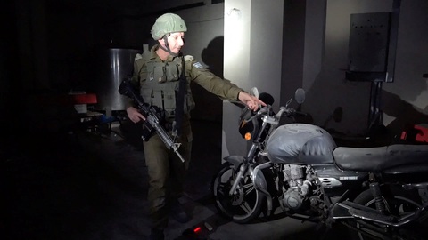 Israel chia sẻ video và hình ảnh nơi Hamas cất giấu vũ khí và con tin - Ảnh 5. Chiếc xe được cho là phương tiện mà Hamas dùng để chở các con tin ở Gaza - Ảnh: REUTERS