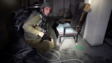 Israel chia sẻ video và hình ảnh nơi Hamas cất giấu vũ khí và con tin - Ảnh 4. Một chiếc ghế với dây trói và quần áo phụ nữ nghi của một con tin - Ảnh: REUTERS