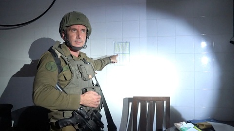 Israel chia sẻ video và hình ảnh nơi Hamas cất giấu vũ khí và con tin - Ảnh 1. Chuẩn đô đốc Israel Daniel Hagari chỉ vào một tấm bảng được cho là sơ đồ canh gác căn hầm của Hamas - Ảnh: REUTERS