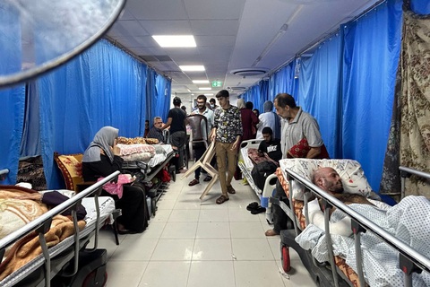 Bệnh nhân và nhiều người dân tránh trú bom đạn của Israel bên trong bệnh viện Al-Shifa ngày 10-11 - Ảnh: AFP Bệnh nhân và nhiều người dân tránh trú bom đạn của Israel bên trong bệnh viện Al-Shifa ngày 10-11 - Ảnh: AFP