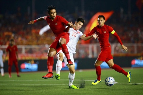 Tuyển Việt Nam có toàn kỷ niệm đẹp với sân Rizal Memorial - Ảnh 1. Việt Nam (áo trắng) trong trận chung kết SEA Games 2019 - Ảnh: NGUYÊN KHÔI
